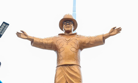 Le monument Papa Wemba a été érigé au quartier Matonge, dans la ville de Kinshasa en novembre 2023 .